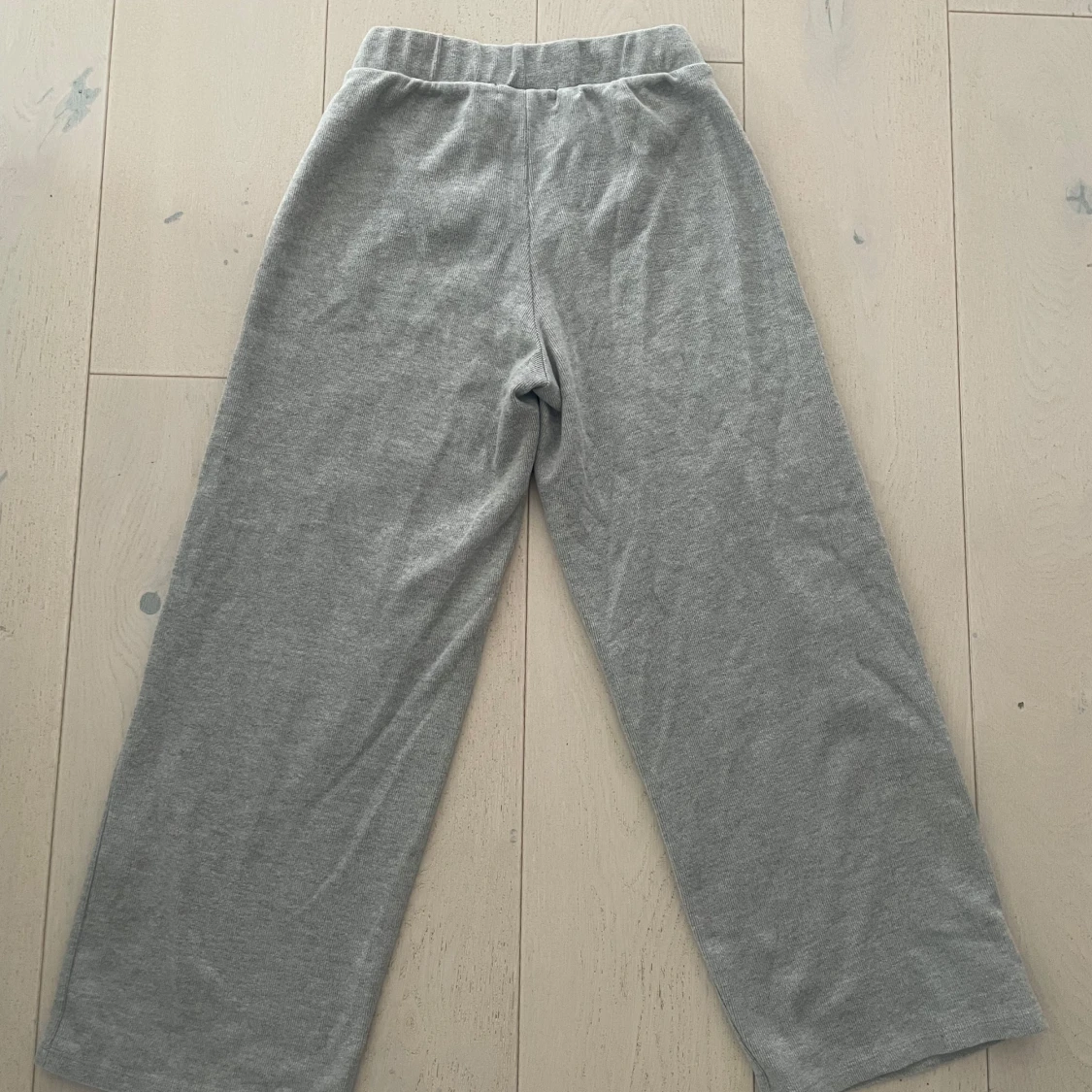 Grå mjukisbyxor från Pull&Bear - 2