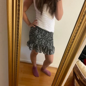 Svart blommig volangkjol - Jätte fin kjol sommar passar perfekt till vår/sommar 