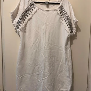 Tunika strl M  - Tunika med paljetter från Lindex strl M. Material: 100% bomull. Mycket fint skick. 
