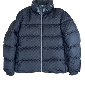 Moncler Jacka  - Brand: Moncler   Modell: Nijima   Size: 3  Recomended fit: L   Condition: Very good like new, worn twice.   Details:  Down filled material, moncler monogram print. Silver tone hardware. 