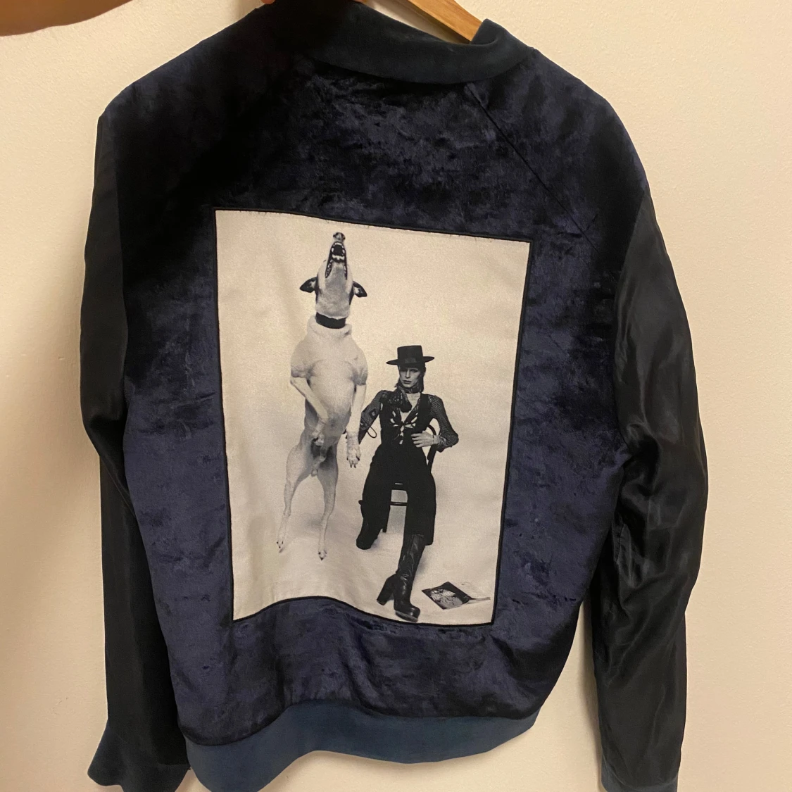 Mörkblå jacka, Limitato