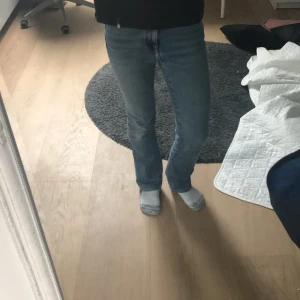 Blåa jeans - Säljer ett par snygga blåa jeans från Zara!! De är ganska midwaist och de är ett litet hål vid knät🥰 skriv gärna om du har några frågor❣️