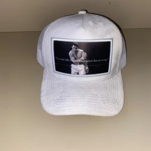 Vit keps med citat och bild - VITA VELVET KEPSAR – LIMITED EDITION Endast 10 exemplar tillgängliga. Pris: 400 kr  En exklusiv keps i vit velvet – perfekt för dig som uppskattar stilrena detaljer och hög kvalitet. Ett stilrent plagg som lyfter din sommarlook.  Få även en valfri klocka från oss med 50% rabbat med kepsen!