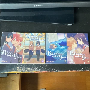 Bloom Into you manga Volym 1, 7,8 och novel versionen volym 2 - Tre volymer av mangan 'Bloom Into You' av Nio Nakatani. Volym 2 av novelen