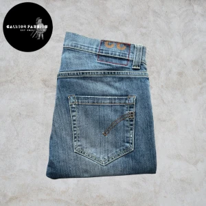 Dondup jeans - Säljer Dondup jeans i storlek 33 (passar som W32/31 i midjan, då Dondup ofta är mindre i storlek). Har ett litet slitage (se bild 3) inget stort och dessutom är vid fickan så det syn ej igenom. Välsittande modell med snygg tvätt.                                                                 ~                                                                                   Nypris +2000kr | vårat pris 555kr | följare får rabatt 499kr  Hör av dig om du vill ha mått eller har andra frågor.