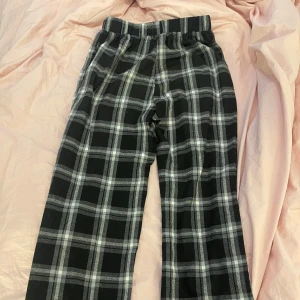 Klassiska rutiga pyjamasbyxor  - Läs bio! Klassiska rutiga pyjamasbyxor. Använda fåtal gånger. Raka ben och mid/highwaist. För korta på mig som är 165 ish, skulle nog passa någon som är 160 eller kortare. Ingen lapp så vet inte märke eller storlek men skulle uppskatta dom till Medium/Small