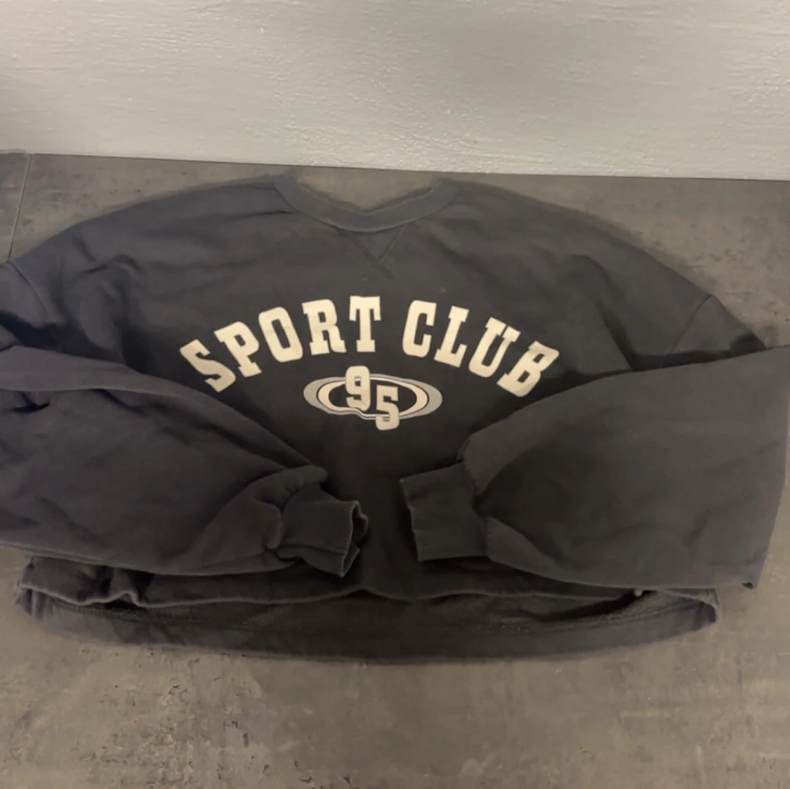 Svart sweatshirt med tryckđ