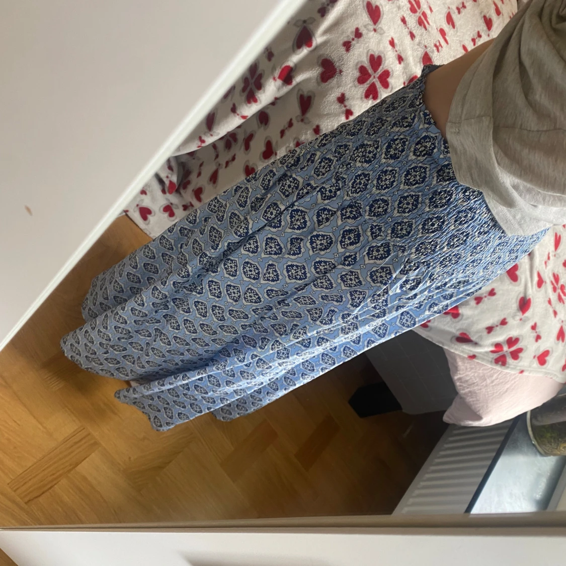 Blåvit långkjol med mönster - 1