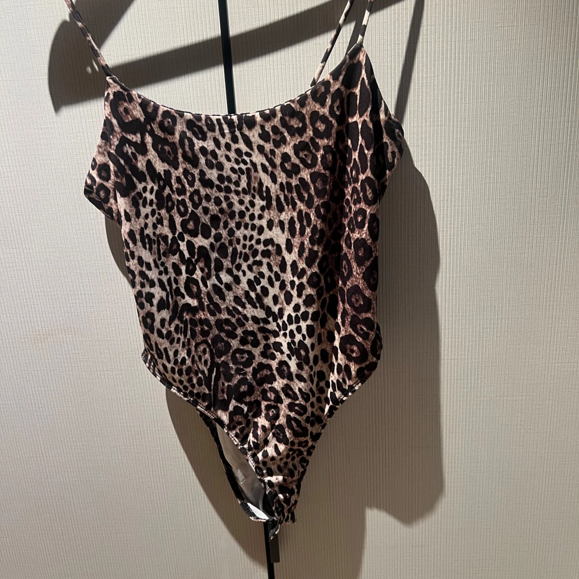 Leopardmönstrad boddy med smala axelband - 1