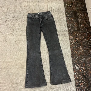 Svarta bootcut jeans från Perfect Jeans - Säljer ett par svarta bootcut jeans. Jeansen har klassisk femficksdesign, normal passform upptill och utsvängda ben. Perfekta för dig som gillar en retroinspirerad look med moderna vibbar.