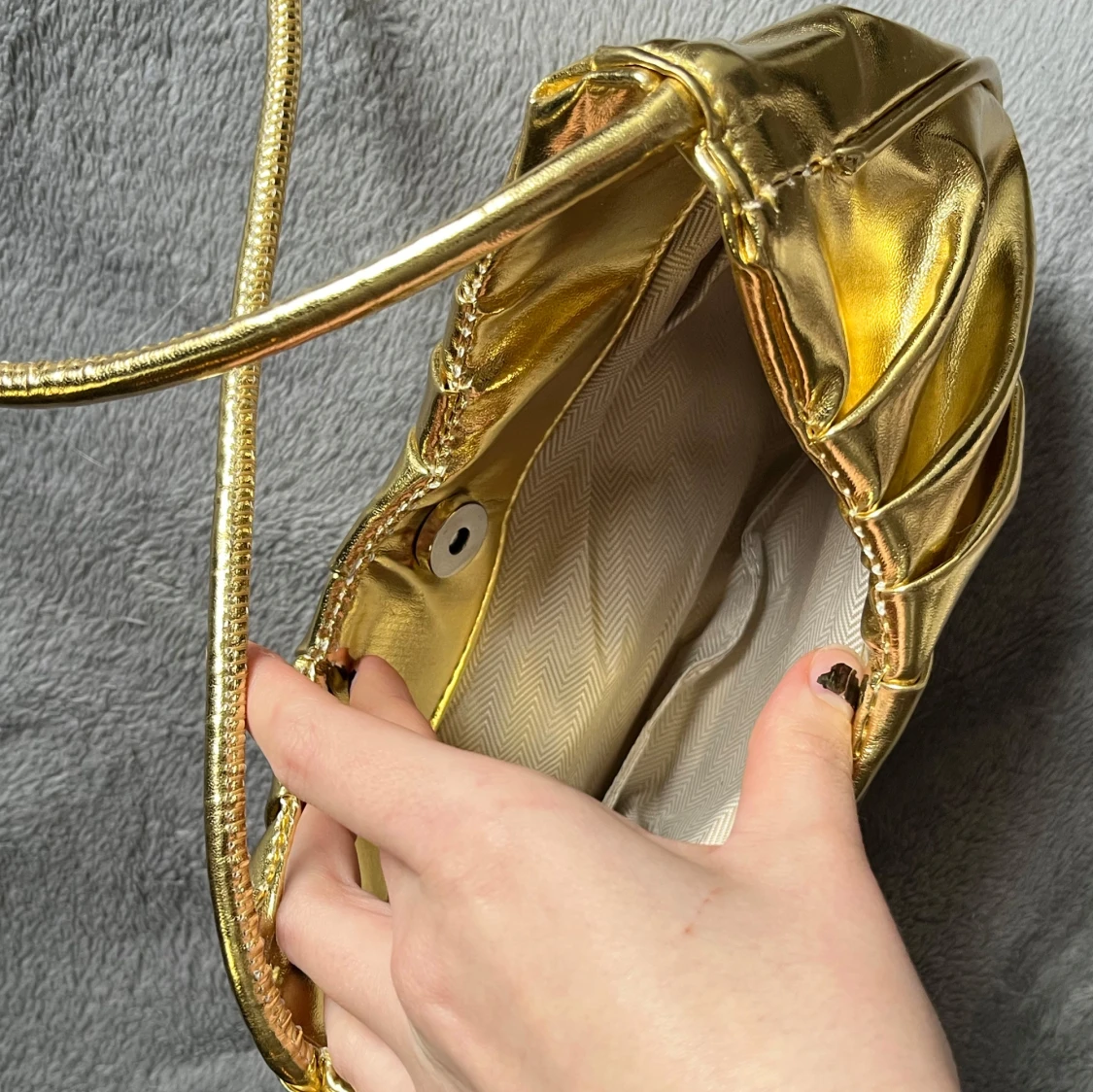 Guldig axelväska med metallic-finish - 1