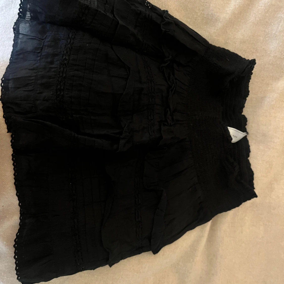 Svart kortkjol med volang - 1