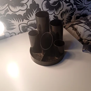 Smink eller penna hållare  eller övrigt  - Väldigt bar till t.ex. att förvara pennor eller smink borstar eller övriga saker den den passar in till många miljöer :)