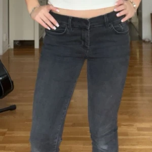 Svarta bootcut jeans från LTB - Säljer ett par svarta bootcut jeans från LTB pga jag inte använder. Använt de fåtal gånger och jeansen har bra skick. Midjemåttet tvärs över är 36 cm😚 