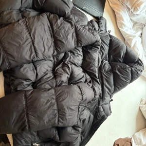 black bubble jacket - Selling this black jacket, brand new, too big for me