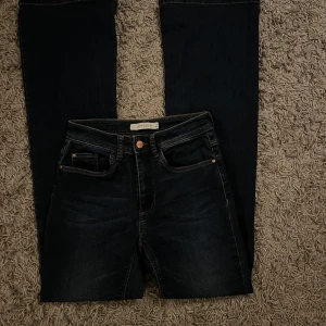 Mörkblåa jeans  - Väldigt stretchiga och bekväma jeans, högmidjade, använda några få gånger