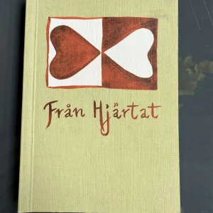Från Hjärtat - En bok med beige omslag och ett konstnärligt hjärtmotiv i rött och vitt på framsidan. Titeln 'Från Hjärtat' är skriven i röd text. Boken ges ut av Pedagog Förlaget och ingår i en serie tänkvärda böcker. Mycket intressant bok som passar både män och kvinnor