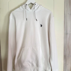 🤍Vit hoodie US polo assn🤍 herr/man/unisex - En vit hoodie från US polo assn i stl M, aldrig använt. Säljer åt min bror då den inte kommer till användning.🤍