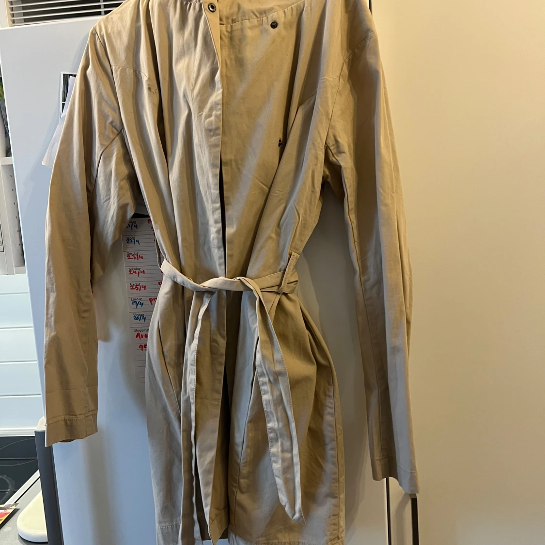 Beige trenchcoat med bälte och huva