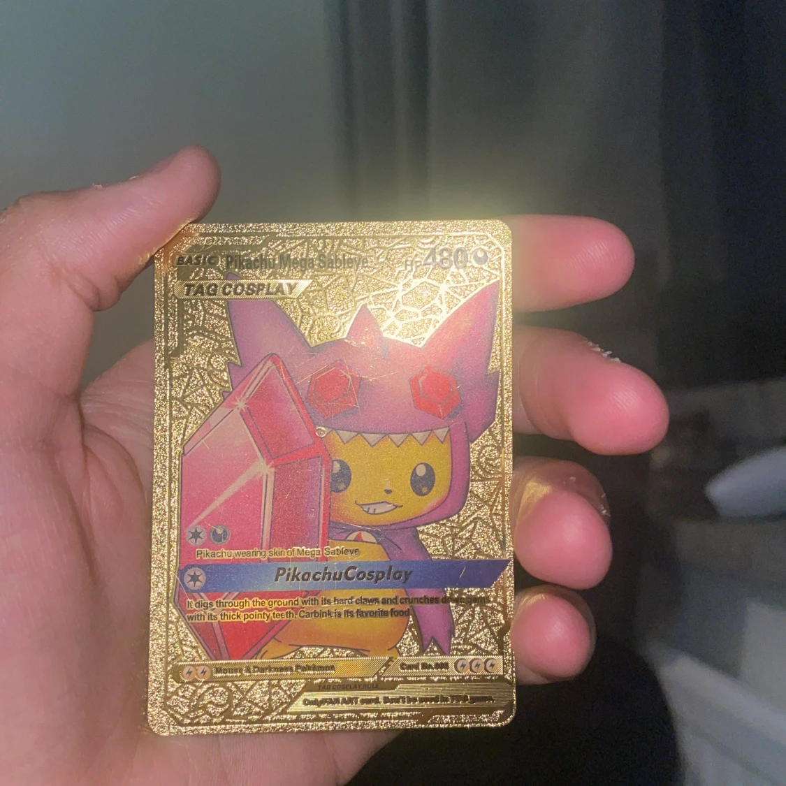 Guldfärgade Pokémonkort Pikachu Cosplay & Charizard V