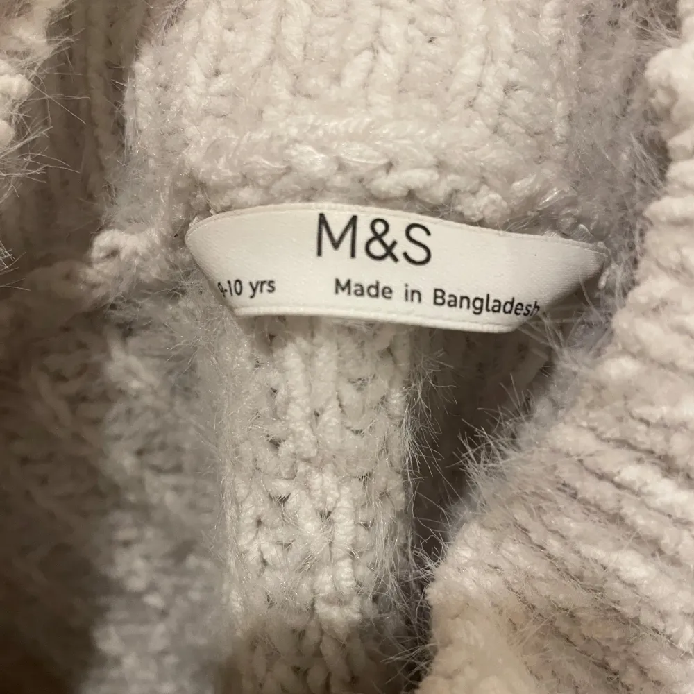 Supermysig stickad tröja från M&S i vitt med breda svarta ränder. Tröjan har lång ärm, hög hals och en oversized passform. Perfekt för kyliga dagar och enkel att styla med jeans eller kjol.. Neuletakit & Villapaidat.