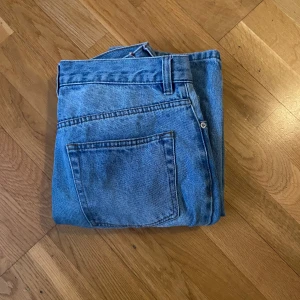 Blå jeans  - Säljer ett par klassiska blå jeans från studio total med raka ben. Byxorna är i storlek 158/164. Perfekta till vardags och lätta att matcha med olika stilar. Köp gärna i bundle