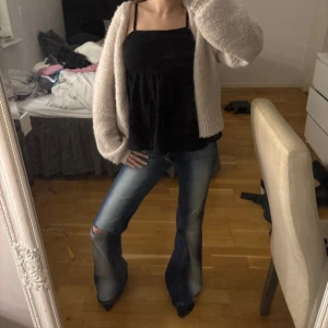 Lågmidjade jeans bootcut - Så snygga jeans från weekday/cheap Monday som tyvärr inte kmr till användning! Använt få gånger så inga skador💗Har gjort hålet på knät själv! Dom är rätt stretchiga!