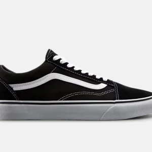 Svarta och vita Vans Old Skool sneakers - LIKNADE!!!Klassiska Vans Old Skool sneakers i svart och vitt med den ikoniska sidoremsan. Jag hittade en likande par of vans , jag köpte dem från stadium i sommaren som kostar runt 700kr har haft dem på för 4 dagar.Om ni har några frågor fråga mig💝DEM ÄR RIKTIGA JAG KÖPTE DEM FRÅN STADIUM , JAG HAR TAPPAT BOXEN MEN DEM ÄR RIKTIGT.