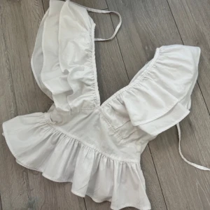 Vit volangtopp - INTRESSEKOLL på denna superfina sommartoppen, inga defekter, storlek M men sitter som S, skriv innan om ni vill köpa💗☺️