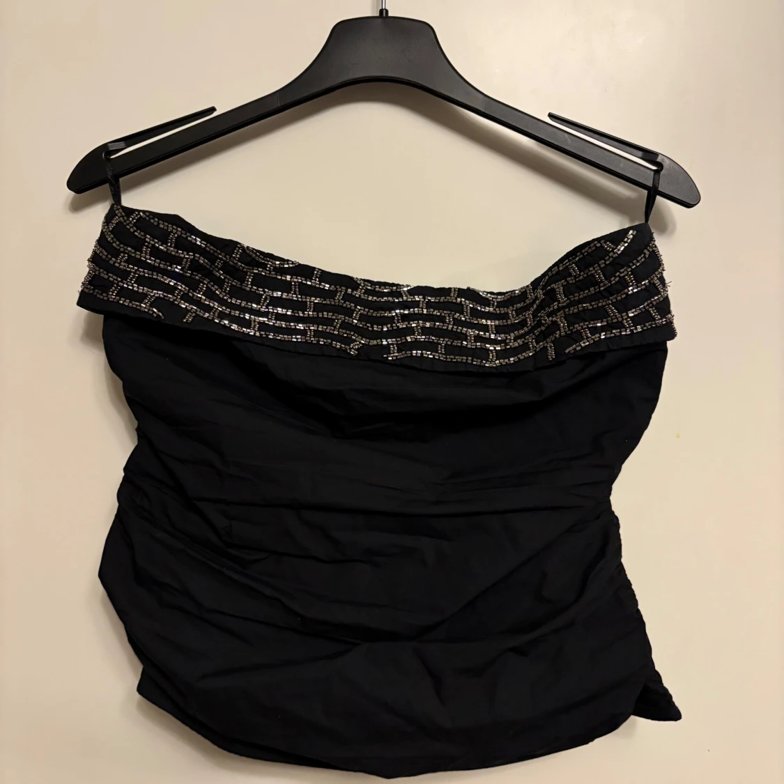 Svart tubtopp med paljettdetaljer från Zara