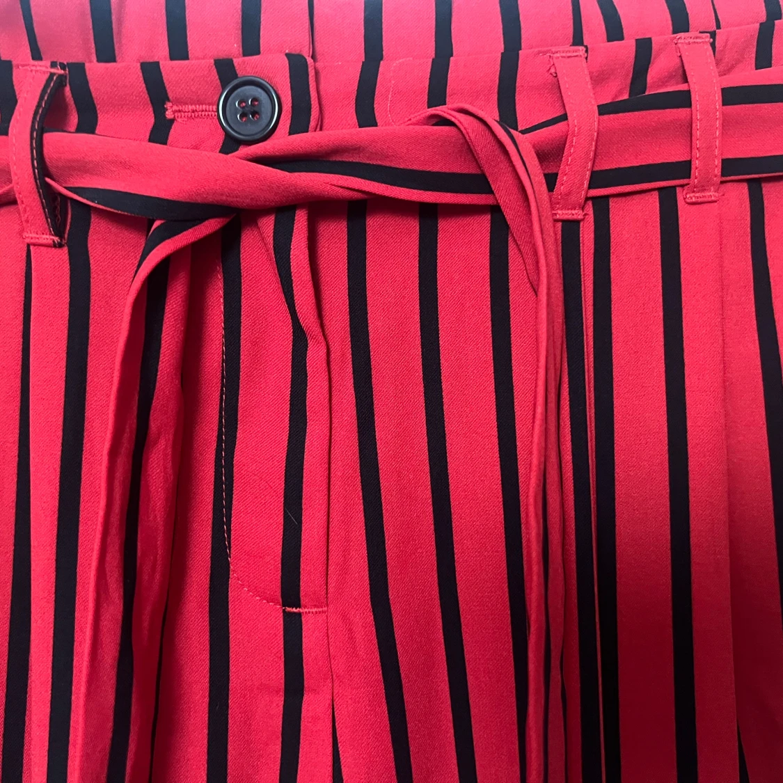 Röd- och svart-randiga byxor med knytband från Lindex - 1