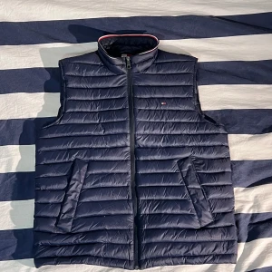 Mörkblå dunväst från Tommy Hilfiger L. - Tommy Hilfiger dunväst, storlek L i riktigt bra skick.