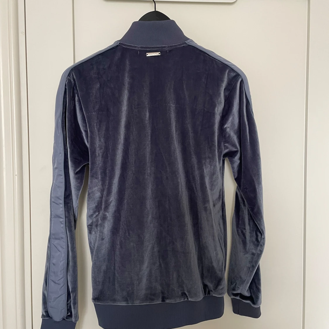 Mörkblått velourset med dragkedja - 1