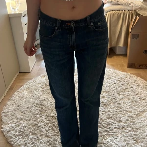 Mörkblå jeansbyxor från Lee - Säljer ett par mörkblå jeansbyxor från Byxorna har lite baggy passform. (Har lite tramp slitage) Lite mer info och mått: Total length 97  Bredd 39,5  Inseam  73  Leg opening 22  Crotch area 23 