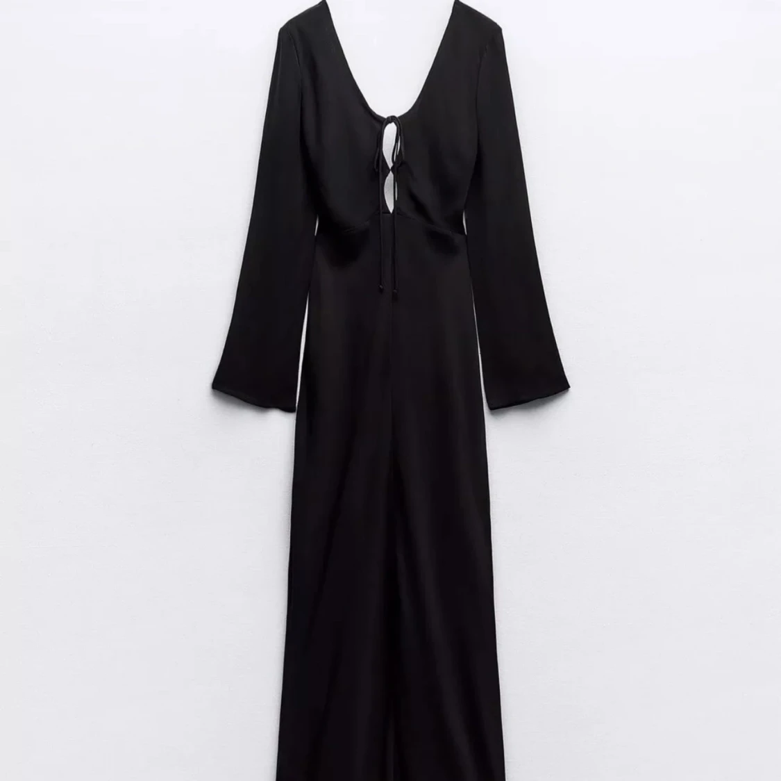 Svart långklänning med öppen rygg och knytning - 3