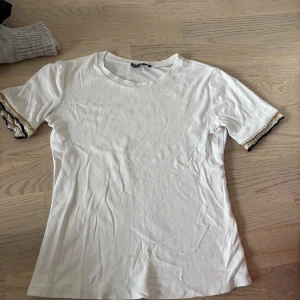 Vit topp med detaljer på ärmarna  - Super fin vit topp perfekt till sommaren. Den har dock en liten fläck som inte går bort i tvätten (vad jag har försökt) 💕💕