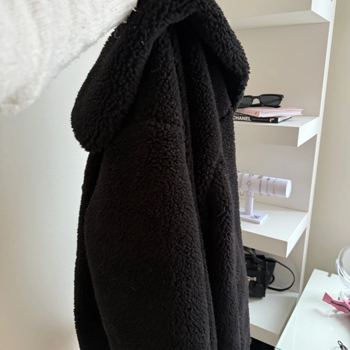 Svart teddyjacka med knappar - 1