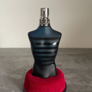 Jean Paul Gaultier Ultra Male 75 ml - Jean Paul Gaultier Ultra Male.  Den är som ny bara 1 cm från toppen som är borta. Köpte den som blindbuy och den passar inte mig så bra så säljer därför. Luktar annars välldigt bra. 