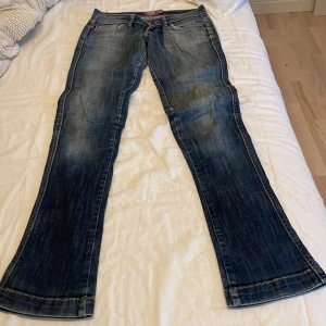 Mörkblå bershka jeans - Säljer ett par klassiska blå jeans från Bershka Denim med snygga kontrastsömmar. Jeansen har fem fickor och en cool detalj på bakfickorna. Perfekta för dig som gillar en tidlös jeanslook.