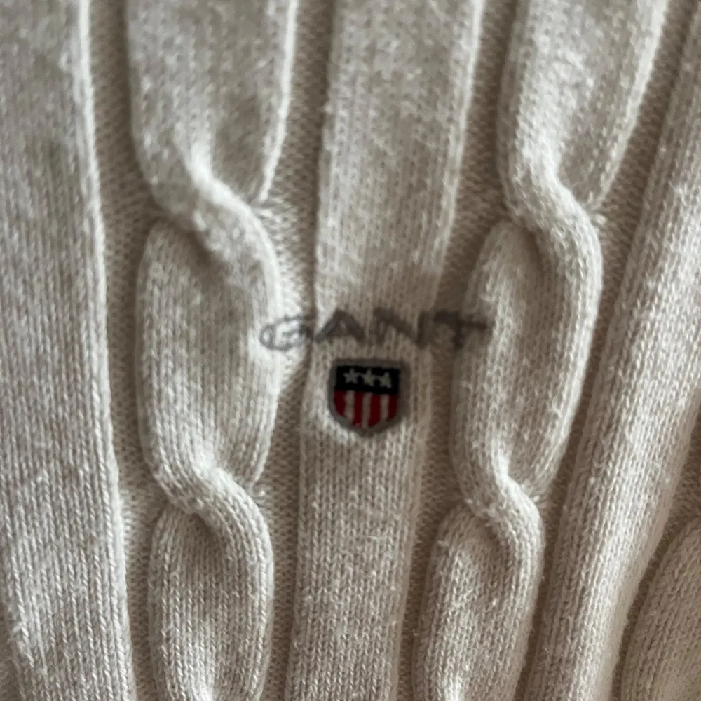 Säljer en snygg tröja från Gant. Den är i s men ja som vanligtvis har xs så passar den jättebra! Säljs pga inte används längre. Hör av dig om frågor🥰💓. Neuletakit & Villapaidat.