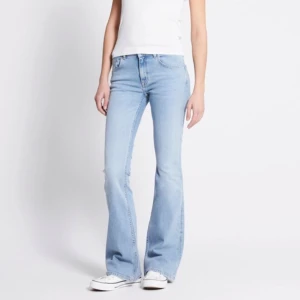 Ljusblå bootcut jeans - Full length, använda men inga defekter eller skador💕