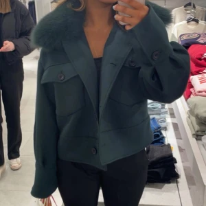 Meotine jacka  - Säljer min fina gröna meotine jacka då det inte rikigt är min stil längre, storlek M/L, man kan även ta bort pälsen! ❤️(en knapp har åkt bort men går lätt att sy på igen!) 