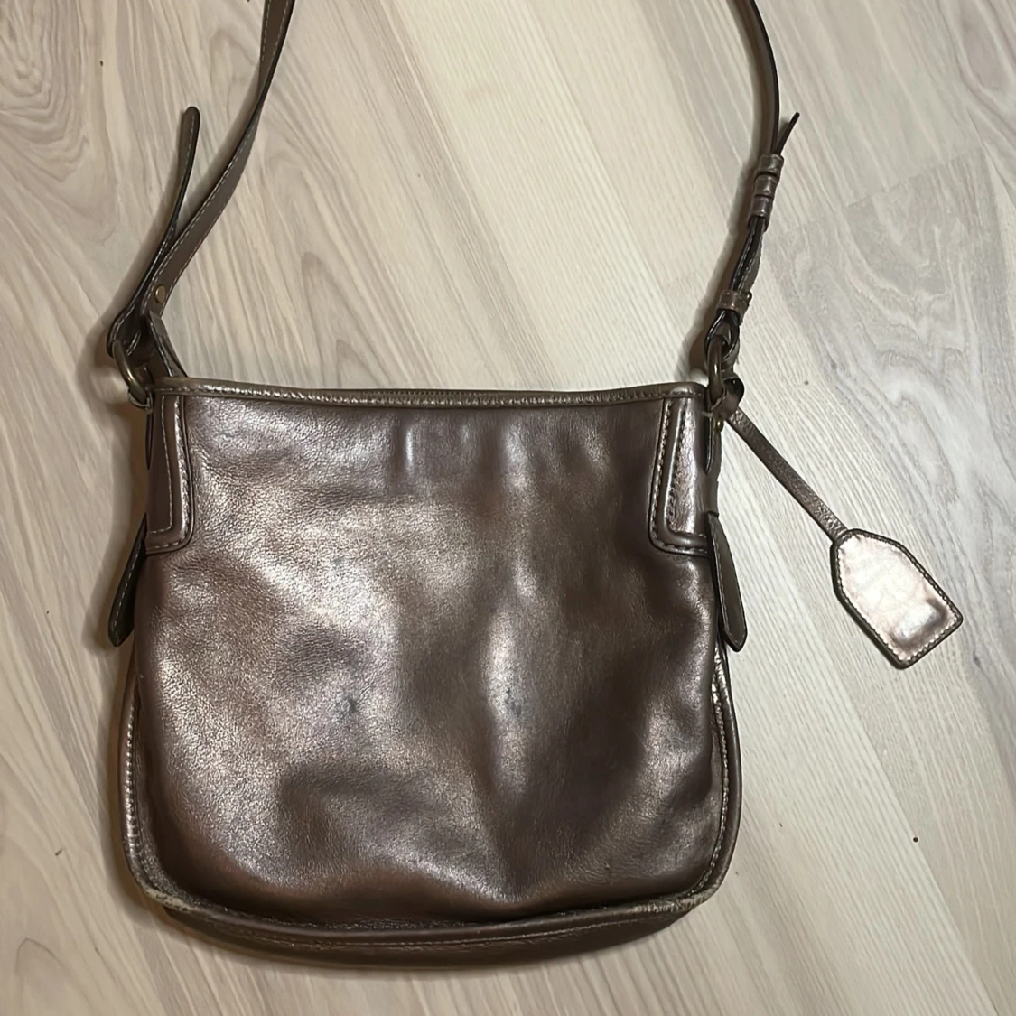 Bronsfärgad axelväska från DKNY - 4