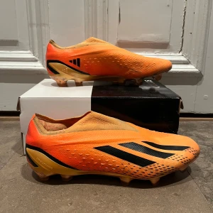 Adidas X  - Adidas x i storlek 41 1/3med Fg dobbar. Otroligt bra skick. Inga skador på skorna alls. De har dock lite svarta märken på sig av smuts men som man kan tvätta bort.