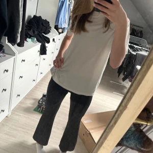 Svarta bootcut byxor från SOC - Säljer ett par svarta bootcut byxor från SOC. De har låg midja och är i stretchigt material som sitter skönt på kroppen. Perfekta för dig som gillar en enkel och stilren look med lite utsvängda ben. Pris kan diskuteras💞(de är midwaist men jag har vigt ner dom)