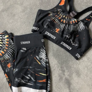Träningsset från Stronger - Träningstights och matchande tränings bh från stronger. I mönstret Voodo och storlek Medium. Nypris är 1300 för båda.