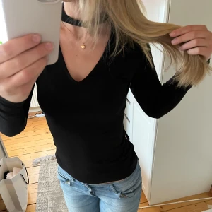 Svart långärmad topp med v-ringning - Säljer en svart långärmad topp med v-ringning!💕 Ligger tyvärr bara i min garderob 💕