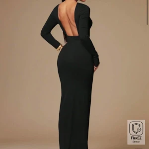 Svart långklänning med öppen rygg - Säljer en elegant svart långklänning med lång ärm och en djup öppen rygg. Klänningen har en tight passform och är tillverkad i ett stretchigt material som formar sig snyggt efter kroppen. Perfekt för dig som vill ha en stilren och sofistikerad look. Aldrig använd.