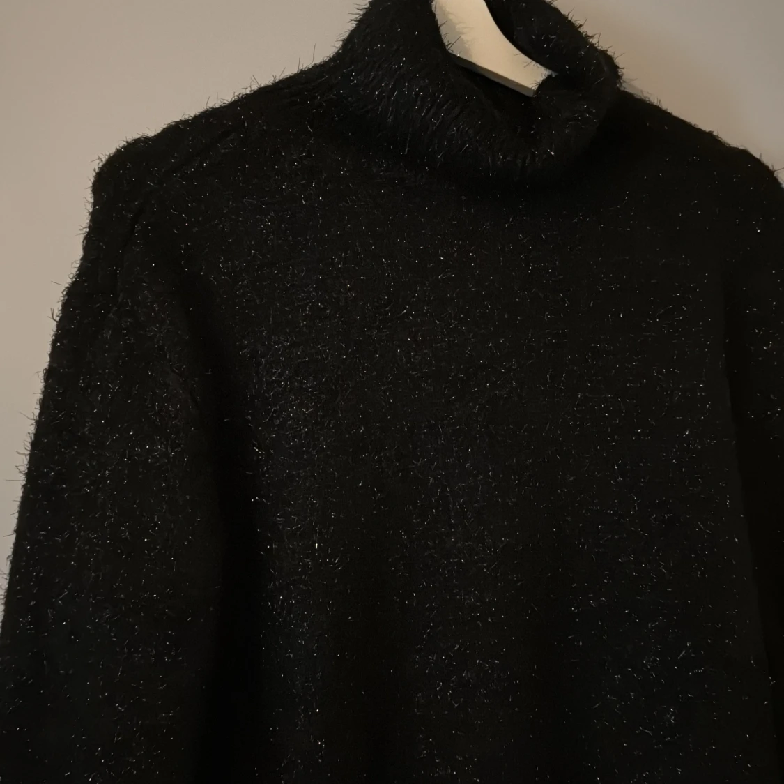 Svart glittrig polotröja/klänning  från H&M - 1