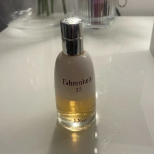 Fahrenheit 32 herrparfym från Dior - Fahrenheit 32 från Dior är en herrparfym i en stilren glasflaska med silverfärgad kork. Flaskan har en rundad form och parfymen har en ljusgul nyans. Märkets logga syns tydligt på flaskan. lite mer än halva kvar därför priset är mindre